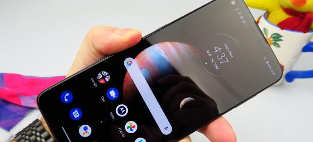 Motorola Moto G9 Plus: Display mare, dar bun mai degrabă la interior