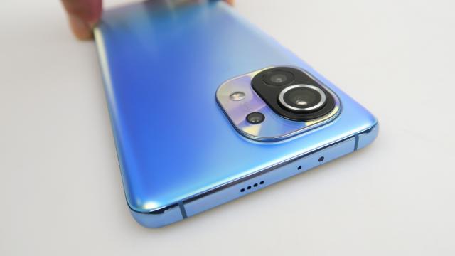 <b>Xiaomi Mi 11: Design cu personalitate, luciu, curburi</b>Xiaomi Mi 11 s-a remarcat de la debut prin acea cameră atipică şi asimetrică din spate, modulul sau dând personalitate telefonului. Unii îl compară cu personajul Cyborg din Justice League, alţii cu simbolul Yin şi Yang. Ce ştiu eu e că avem de-a face