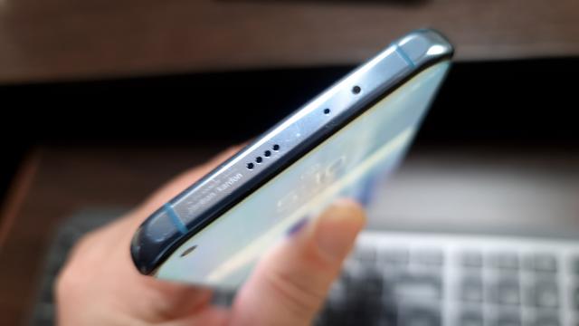 <b>Xiaomi Mi 11: Acustică stereo pe bază de Harman Kardon</b>Xiaomi a avut grijă să aducă şi un nume mare în zona acusticii de pe acest telefon Xiaomi şi anume Harman Kardon. Aceştia îşi oferă experienţă pentru implementarea unor difuzoare stereo. Primim şi certificare Hi-Res Audio. Nu primim jack audio totuşi