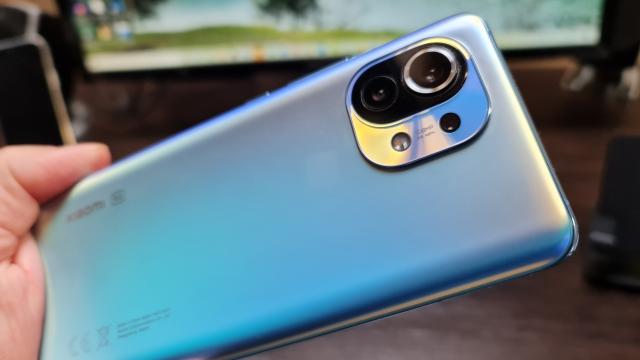 <b>Xiaomi Mi 11: Hardware cu Snapdragon 888 inaugural, ecran superior</b>Xiaomi Mi 11 e doar începutul unei serii de telefoane, care s-a concretizat în plin pe final de martie 2021. De fapt povestea începea în decembrie 2020, când Xiaomi a înfipt steagul în Luna, Luna fiind piaţa smartphone, iar premiul fiind titlul