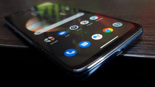 <b>Motorola Moto G9 Plus: Conectivitate tipică de telefon de an 2020</b>Motorola Moto G9 Plus vine doar cu conectivitate 4G, dar staţi liniştiţi că avem deja două telefoane Moto 5G accesibile, Moto G 5G şi Moto G 5G Plus. În 2021 posibil să coborâm şi sub pragul de 1000 de lei tot cu un handset Motorola. Până atunci va mai