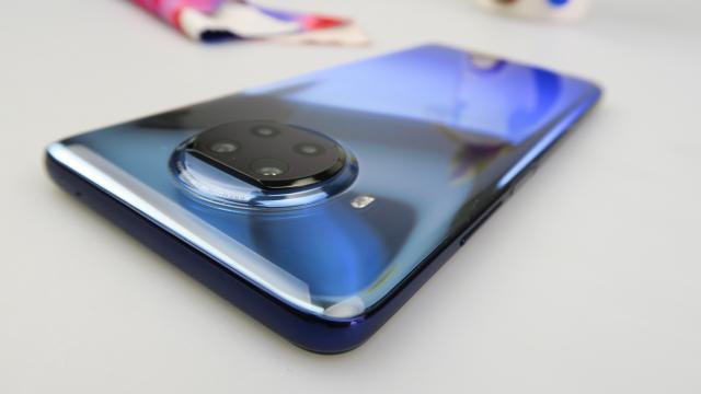 <b>Xiaomi Mi 10T Lite: Designul fură privirea prin nuanţe, materialul premium</b>Xiaomi Mi 10T Lite poate fi uşor confundat cu un telefon care are "Pro" sau "Plus" în nume, având în vedere construcţia să. Este fabricat din sticlă, cu o rama din plastic. În spate avem Gorilla Glass 5 şi tot Gorilla Glass 5 şi în faţă. Designul camerei