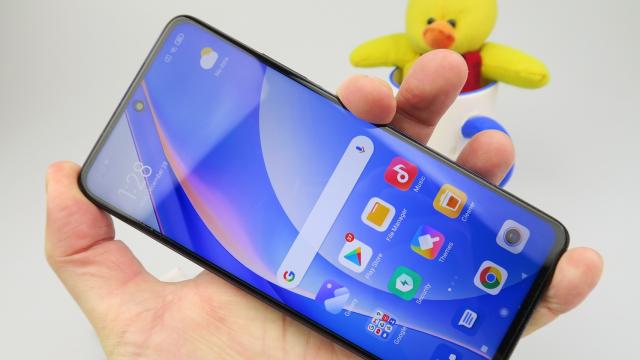 <b>Xiaomi Mi 10T Lite: Display cu refresh rate generos, bărbie mare</b>Xiaomi Mi 10T Lite este unul dintre acele telefoane cu preţ accesibil şi ecran cu refresh rate mare. Am învăţat să ne temperăm entuziasmul totuşi după un POCO X3 NFC care ne-a arătat că nu tot ce zboară se mănâncă şi 120 Hz nu sunt chiar... 120 Hz