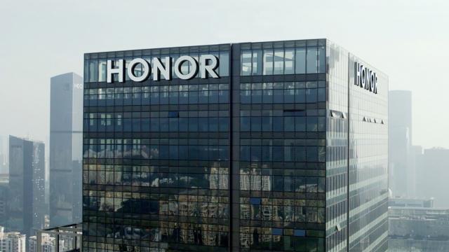 <b>Brandul Honor îşi dezvăluie strategia de viitor: ecosistem extins, telefoane Honor Magic, laptop-uri noi</b>Huawei a vândut ramura Honor la final de an 2020, pentru a îi permite să se dezvolte separat şi fără sancţiuni din partea SUA. Compania a promis deja că va lansa telefoane cu procesoare Snapdragon