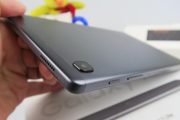 Samsung Galaxy Tab A7 Lite: Design solid, din aluminiu bine închegat