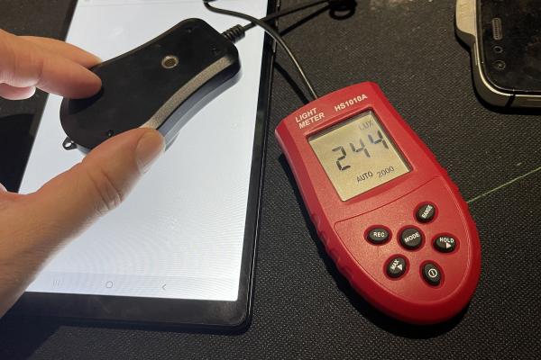 Luminozitate display Samsung Galaxy Tab A7 Lite și ecran văzut la microscop