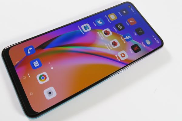 Oppo Reno5 Lite: Display destul de luminos pentru un telefon midrange