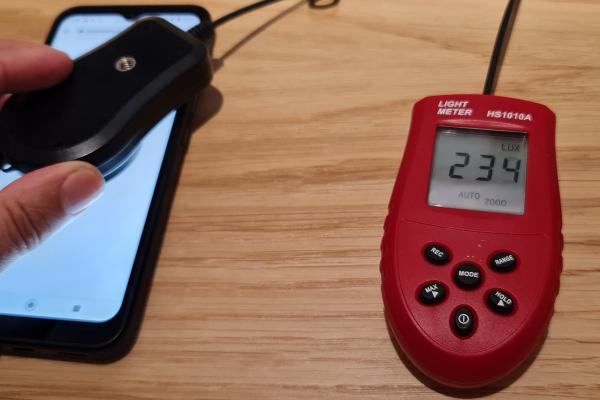 Luminozitate display Motorola Defy 2021 și ecranul văzut la microscop