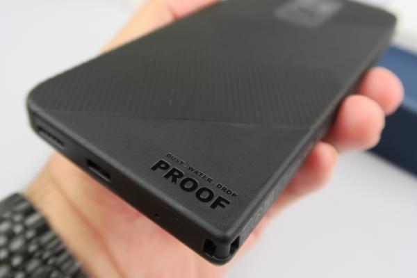 Motorola Defy 2021: Design robust, dar şi elegant, extra aderență