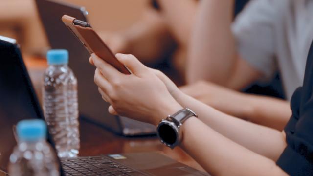 <b>Samsung Galaxy Z Fold 3 și smartwatch-ul Galaxy Watch 4 Classic și-au făcut apariția într-un clip promoțional al companiei sud-coreene</b>Samsung urmează să anunțe în luna august mai multe dispozitive. Este vorba în principal despre pliabilele Galaxy Z Fold 3, Galaxy Z Flip 3 și seria de ceasuri inteligente premium Galaxy Watch 4. Am avut până acum parte de randări detaliate