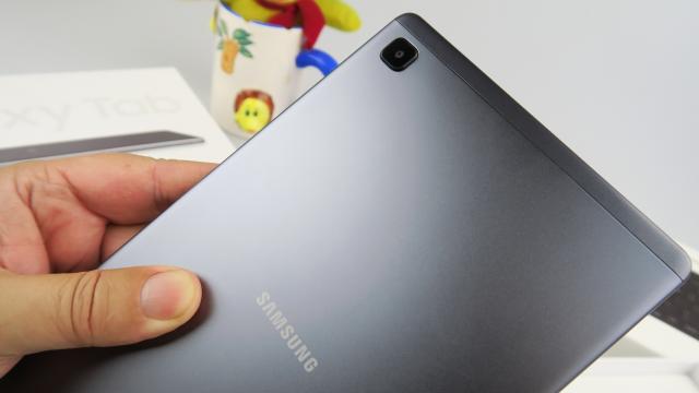 <b>Samsung Galaxy Tab A7 Lite: Hardware de buget, strictul necesar a fost păstrat</b>Samsung Galaxy Tab A7 Lite este o tabletă de buget pursânge, una care a făcut sacrificii pentru a ţine preţul jos. Vine în variante 4G sau Wi-Fi şi are un ecran de 8.7 inch TFT cu rezoluţie de 1340 x 800 pixeli. Dispune şi de un procesor octa core