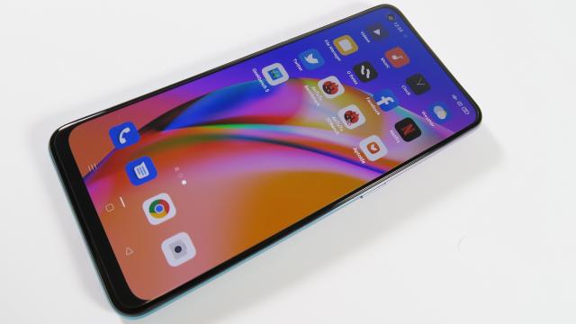 <b>Oppo Reno5 Lite: Display destul de luminos pentru un telefon midrange</b>Oppo Reno5 Lite vine cu display AMOLED, de 6.43 inch în diagonală. Este un ecran foarte asemănător cu al predecesorului, Reno4 Lite, doar că acum avem o cameră selfie încadrată în decupaj bulină. Protecția aplicată aici este Gorilla Glass 3