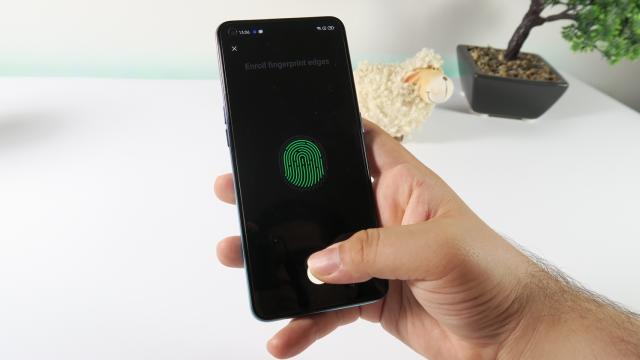<b>Oppo Reno5 Lite: OS, UI, aplicații cu Android 11 și ColorOS 11, cu accent pe personalizare</b>Oppo Reno5 Lite rulează Android 11 cu proaspătul ColorOS 11.1 aplicat peste. Aceasta este o interfață minimalistă, în mare parte stock, dar cu multe opțiuni de customizare din partea Oppo. Nu avem bloatware aici, iar cititorul de amprente este integrat