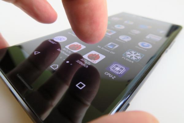 Sony Xperia XZ Premium: Benchmark-uri de campion, în ceafa lui Galaxy S8