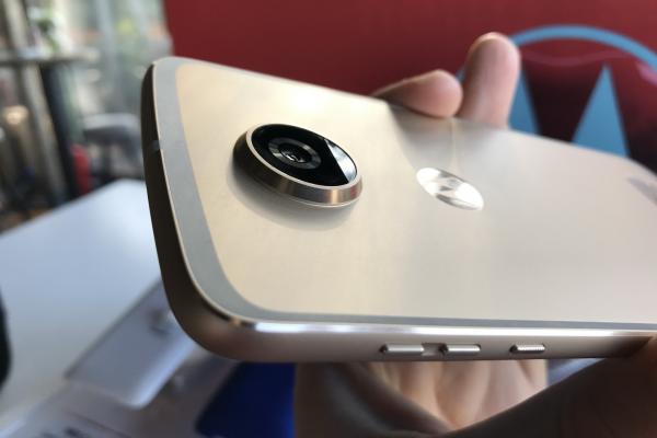 Primele impresii despre Motorola Moto Z2 Play şi noile Moto Mods GamePad şi JBL SoundBoost 2, Turbo Power (Hands on Video)