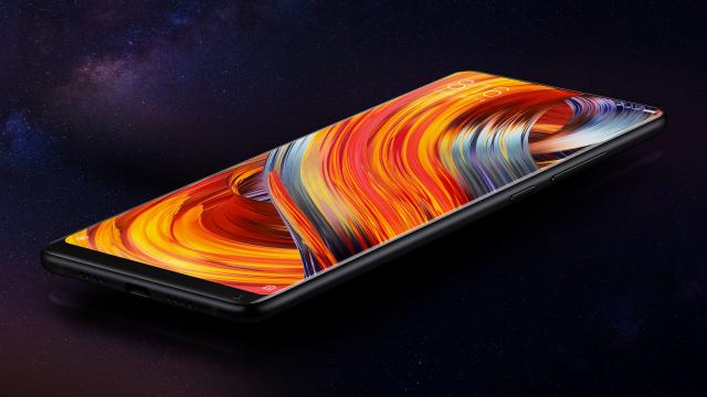 <b>Xiaomi Mi Mix 2 este acum oficial; sosește cu procesor Snapdragon 835, display de 6 inch și 8 GB RAM</b>Începem săptămâna în forță odată cu lansarea lui Xiaomi Mi Mix 2, un nou terminal cu display 18:9 ce reprezintă o actualizare a primei generații care debuta comercial în urmă cu un an. Noul telefon este acum mai compact, asta datorită reducerii 