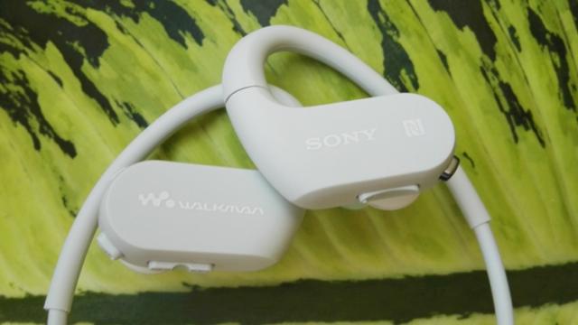 <b>Sony Walkman NW-WS623 Review: căști rezistente la apă ce vin cu Bluetooth, 4 GB de stocare și încărcare rapidă</b>Printre gadget-urile ce le-am testat în ultimele zile s-au numărat și căștile Sony Walkman NW-WS623, produs cu certificare pentru rezistență la apă și praf ce dispune de tehnologia de încărcare rapidă. Avem parte de 4 GB de stocare flash și asta 