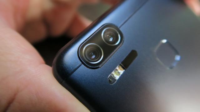 <b>ASUS ZenFone Zoom S (ZenFone 3 Zoom) Review</b>ASUS ZenFone Zoom a fost un telefon interesant, dar experimental, aşa că nu ne aşteptam să aibă un succesor, mai ales atât de rapid. ASUS a învăţat din neajunsurile acelui model şi a venit cu ASUS ZenFone Zoom S, cunoscut în unele regiuni şi ca ZenFone..
