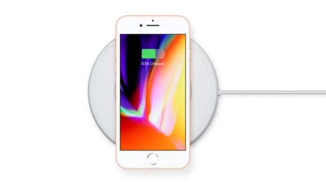 <b>iPhone 8 debutează oficial în noul campus al firmei din Cupertino; telefon de 4.7 inch cu procesor A11 Bionic și spate din sticlă</b>În urmă cu doar câteva momente Apple a anunțat oficial lansarea unui trio de noi smartphone-uri, printre acestea numărându-se și iPhone 8. Ediția standard să spunem din această nouă gamă seamănă destul de mult cu vechea generație dar avem parte