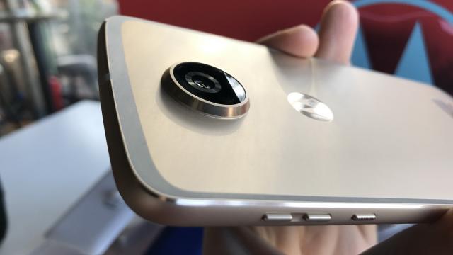 <b>Primele impresii despre Motorola Moto Z2 Play şi noile Moto Mods GamePad şi JBL SoundBoost 2, Turbo Power (Hands on Video)</b>Ziua de 12 septembrie nu a marcat doar prezentarea noilor modele iPhone, ci și lansarea pe plan local al smartphone-ului Motorola Moto Z2 Play. Am fost prezenți la evenimentul desfășurat în București și astfel am pus mâna pe telefon și accesoriile
