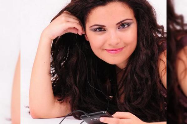 Îndrăgostită de Samsung Galaxy S II - noua bruneta MobiGirl ne mărturisește pasiunea sa pentru terminal!