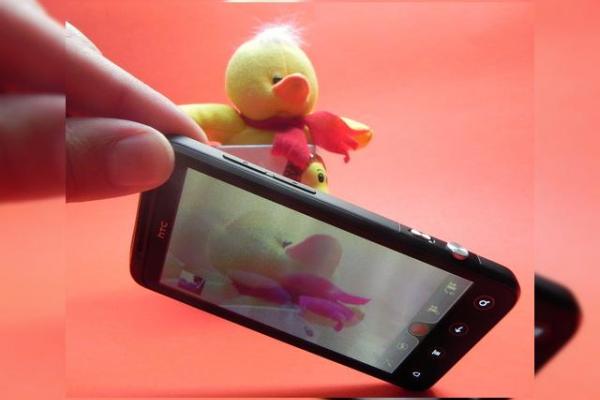 Review HTC EVO 3D - 3 dimensiuni pe un Sensation cu cameră duală, oare mai bun decât LG Optimus 3D? (Video)