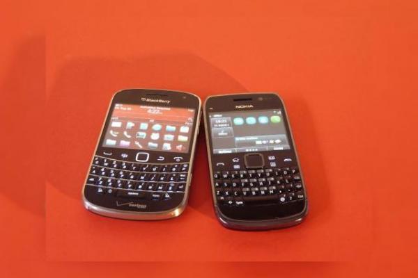 BlackBerry Bold Touch 9930 versus Nokia E6 (Video)