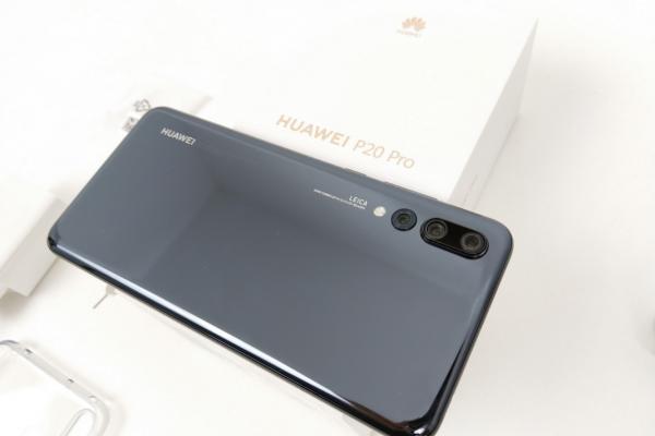 Huawei P20 Pro Unboxing: avem breton şi îl ascundem, vedem cum stăm cu camera triplă, accesoriile