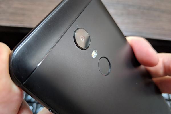 Xiaomi Redmi 5 Plus: Cameră bună la selfie, culori şi la captură video