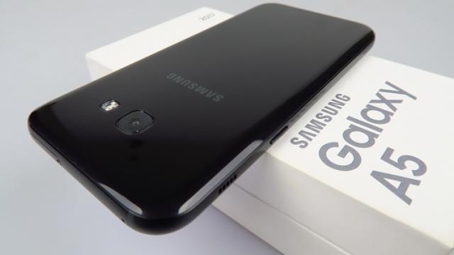 <b>Samsung Galaxy A5 (2017) este actualizat la Android Oreo în aceste momente</b>O veste tare bună ce vine astăzi pentru posesorii de terminale Samsung Galaxy A5 (2017) este aceea că sud-coreenii au dat startul procesului de actualizare la Android Oreo. Din Rusia apar confirmări ale sosirii acestui pachet software 