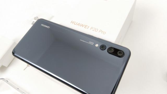 <b>Huawei P20 Pro Unboxing: avem breton şi îl ascundem, vedem cum stăm cu camera triplă, accesoriile</b>Huawei P20 Pro e în sfârşit aici pentru unboxing, review şi teste, mulţumită evoMAG.ro, care vinde telefonul la suma de 3899 lei. Flagship-ul principal Huawei pe anul curent, acest smartphone se remarcă prin bretonul sau, camera tripla şi designul..