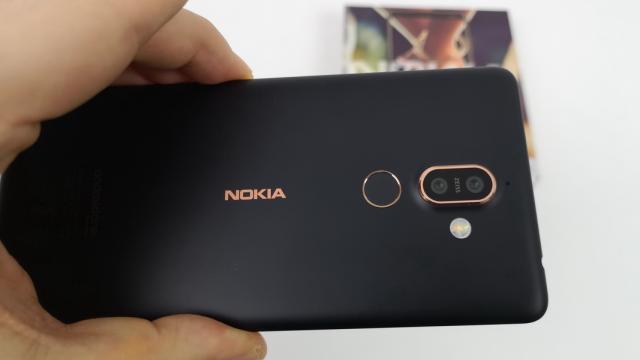 <b>Nokia 7 Plus Unboxing: medalia de bronz nu a arătat niciodată mai bine (Video)</b>Nokia 7 Plus a fost unul dintre cele mai arătoase telefoane lansate la MWC 2018, dacă mă întrebaţi pe mine. Combinaţia aceea de nuanţa "cupru/bronz" plus negru sau alb a făcut cu adevărat senzaţie. Şi acum iată-l ajuns pe masa noastră de teste şi scos..