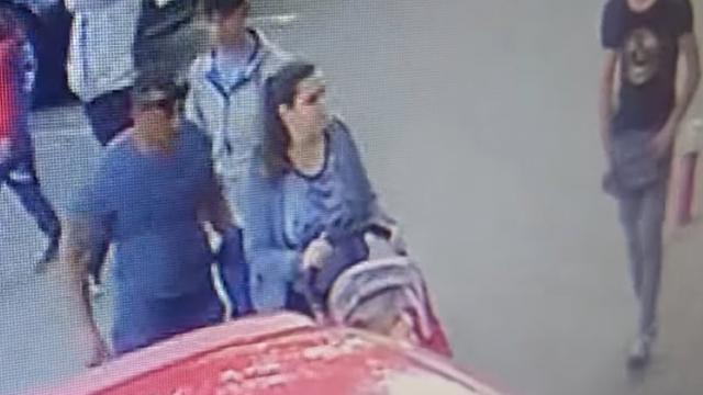 <b>Un truc al hoţilor de telefoane, manevra "ciocnirea" prinsă de camere la Cluj; Nu ţineţi telefonul la vedere!</b>De curând în Cluj a fost filmată o tehnică de furt a telefoanelor mobile, aceasta fiind una dintre numeroasele practici pe care hoții le au în portofoliu. Cea de față se numește manevra "ciocnirea" și implică furtul dispozitivului mobil pe care 