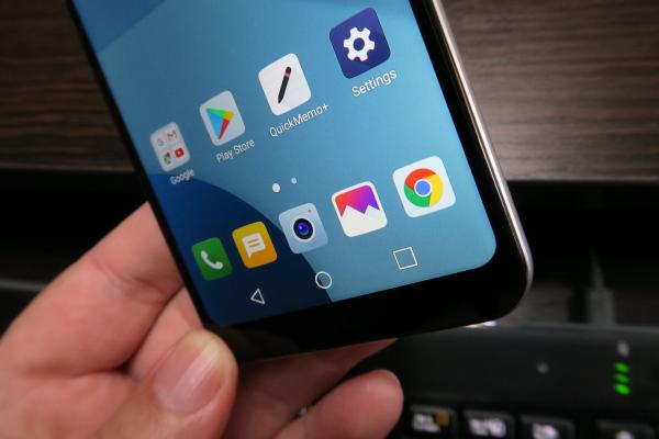 LG Q6: Design metalic, rezistenţă peste medie, spate moale