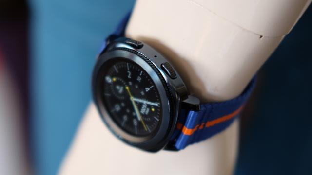 <b>Smartwatch-ul Samsung Gear Sport ajunge la vânzare pe plan local; aduce certificare 5ATM și ecran Super AMOLED</b>Printre cele mai recente smartwatch-uri lansate pe piață se numără și Samsung Gear Sport, purtabil care de astăzi poate fi comandat și de la noi. Ajunge în oferta QuickMobile.ro unde este listat la prețul de 1.517 lei, ceea ce reprezintă