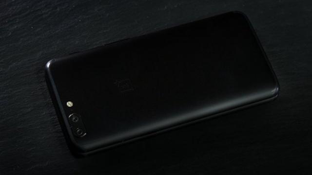 <b>OnePlus 5T se dezvăluie sub forma unei fotografii cu spatele său</b>După câteva teasere mai mult sau mai puţin reuşite pentru OnePlus 5T, iată că azi vedem şi o imagine cu spatele său, care ar proveni fix de la compania producătoare. Judecând după ultimele scăpări, terminalul ar urma să debuteze pe 16 noiembrie.