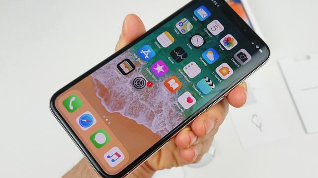 <b>Apple iPhone X Unboxing: scoatem din cutie Xperimentul Apple şi aruncăm o privire peste Face ID (Video)</b>În sfârșit am pus mâna pe iPhone X, telefonul aniversar al celor de la Apple pe care îl scoatem din cutie chiar astăzi. Cel mai scump smartphone semnat Apple ne-a fost livrat în cazul de față pe varianta Silver cu ramă glossy și spate 