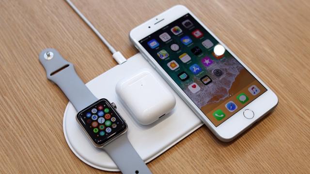 <b>Încărcătorul wireless Apple AirPower ar putea costa chiar 199 dolari; se lansează comercial din 2018</b>În cadrul evenimentului de lansare pentru noile iPhone-uri din acest an, Apple a prezentat și un accesoriu mai special cunoscut drept Apple AirPower. Este vorba despre un încărcător wireless ce are rolul de a alimenta cu energie mai multe