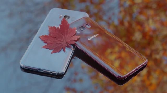 <b>Samsung Galaxy S8 Burgundy Red este acum oficial; flagship-ul sud-coreenilor îmbracă haine de toamnă</b>În a două luna de toamnă iată că vine și o ediție specială Samsung Galaxy S8 destinată acestui anotimp și anume varianta Burgundy Red pe care o puteți admira în clipul de mai jos. Se schimbă nuanța panoului spate din sticlă 