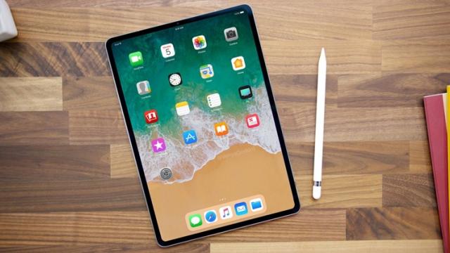 <b>Viitorul iPad s-ar putea inspira de la iPhone X; display mai generos, margini înguste și posibil Face ID</b>Potrivit unor vești sosite online în ultimele 24 ore s-ar părea că viitorul iPad se va inspira de la iPhone X din punct de vedere al design-ului. Astfel ne așteptăm la o tabletă high-end cu margini foarte înguste ale panoului frontal