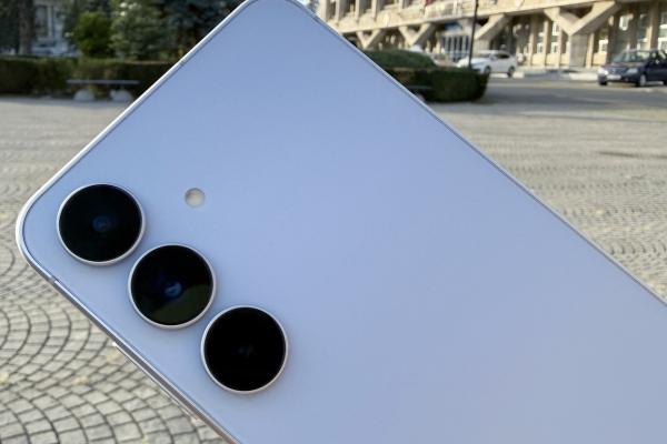Samsung Galaxy S25 FE: Camera selfie face senzație, dar nu stăm deloc rău nici la alte capitole