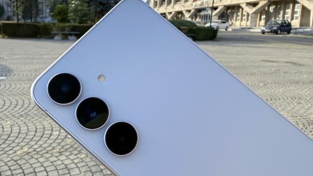 <b>Samsung Galaxy S25 FE: Camera selfie face senzație, dar nu stăm deloc rău nici la alte capitole</b>Galaxy S25 FE păstrează în mare parte același setup foto ca la generația anterioară. Pe față, primim o cameră selfie de 12 MP, upgradată față de cei 10 MP din S24 FE, și care este identică cu senzorul de pe modelele standard Galaxy S25