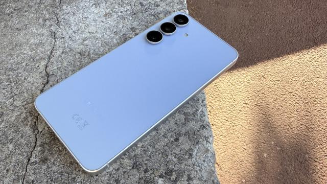 <b>Samsung Galaxy S25 FE review detaliat în limba română (evaluare Mobilissimo)</b>Samsung a lansat seria de flagship-uri Galaxy S25 la începutul acestui an. În vară a debutat Galaxy S25 Edge, al 4-lea model din serie practic, iar toamna ne-a adus debutul lui Galaxy S25 FE. Cel din urmă a sosit pe masa noastră de teste întâmplător