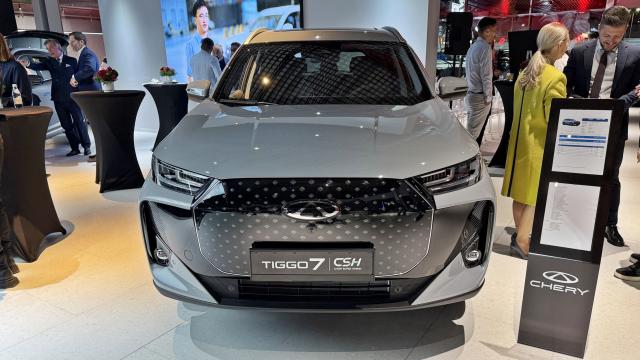 <b>Mașina cu 7 locuri pentru familie mare? Iată-l pe Chery Tiggo 8, cu primele impresii și oferta în România (Video)</b>Ajuns la showroom-ul Chery, companie chineză producătoare de automobile, m-am oprit pentru un „hands on” cu fiecare dintre modelele expuse. Cel mai mare, „balena” cum l-am poreclit eu, era clar Chery Tiggo 8. Tot ce au Tiggo 7