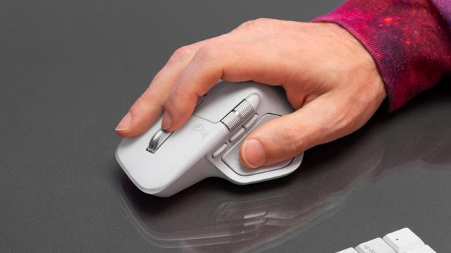 <b>Primul mouse Logitech cu feedback haptic e aici! MX Master 4 vine cu scroll mai precis, autonomie de 70 de zile și funcții avansate pentru profesioniști</b>Logitech a lansat oficial modelul MX Master 4, o actualizare importantă în gama sa de mouse-uri premium dedicate utilizatorilor profesioniști. Principalul element nou este integrarea feedback-ului haptic personalizabil, o premieră pentru seria MX