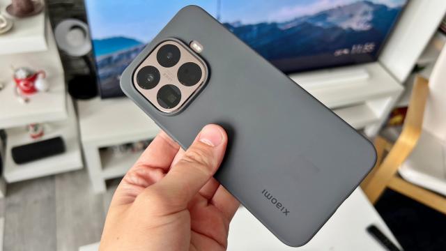 <b>Xiaomi 15T Pro: Benchmark-uri de top 15, throttling mai puţin decât la flagship-urile din 2025</b>Xiaomi 15T Pro vine cu procesorul firesc următor după Xiaomi 14T Pro. Dacă predecesorul a avut un MediaTek Dimensity 9300+, aici primim un MediaTek Dimensity 9400+. E un cipset de 3 nanometri, cu 8 nuclee, din care cel mai