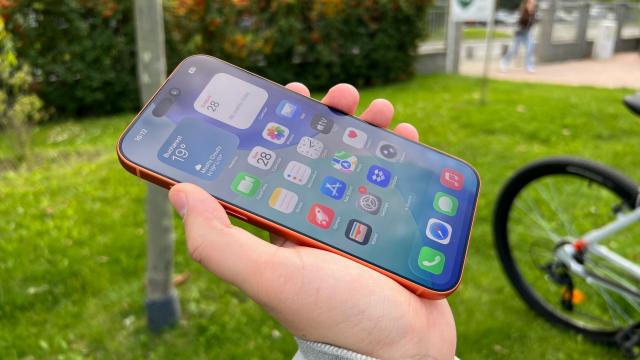 <b>Apple iPhone 17 Pro Max: Display cu luminozitate fabuloasă, anti-reflexii și protecție Ceramic Glass 2 greu de zgâriat</b>O privire rapidă peste specificațiile ecranului și nu ai zice că Apple a zăbovit prea mult în a aduce ceva nou pentru iPhone 17 Pro Max în comparație cu predecesorul, doar că.. există upgrade-uri. Nu atât de notabilă la prima vedere este 
