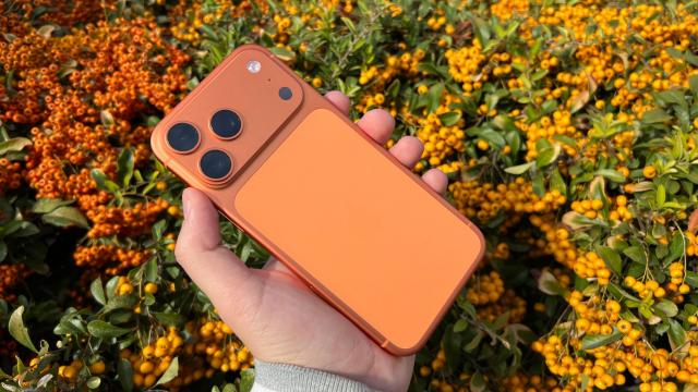 <b>Apple iPhone 17 Pro Max: Baterie de cursă mai lungă decât la predecesori</b>Apple înregistrează un salt timid de capacitate a bateriei pentru iPhone 17 Pro Max faţă de 16 Pro Max. Trecem de la o baterie de 4685 mAh la una de 4832 mAh. Facem şi trecerea de la PowerDelivery 2.0 la PowerDelivery 3.2

