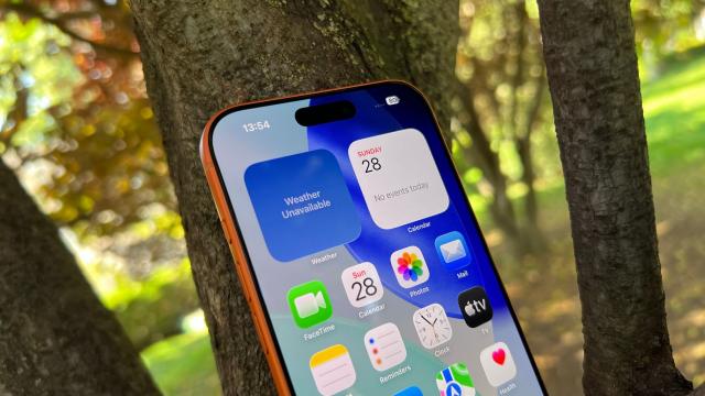 <b>Apple iPhone 17 Pro Max: Benchmark-uri satisfăcătoare, aport de la vapor chamber</b>Apple iPhone 17 Pro Max trece la o generaţie nouă de procesor, un Apple A19 Pro de 3 nanometri, care vine după un Apple A18 Pro de anul trecut. E un CPU hexa core, cu 2 nuclee tactate la 4.26 GHz şi 4 la o frecvenţă necunoscută