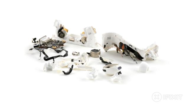 <b>Noile căști wireless Apple AirPods Pro 3 numite de iFixit o adevărată "tragedie", declarate imposibil de reparat</b>După ce iFixit a luat la bani mărunți smartphone-urile noi Apple, acum este rândul căștilor AirPods Pro 3 să primească o analiză și ca noi să aflăm cât de ușor sunt de reparat, sau poate nu.. Din capul locului iFixit spune că aceste căști 